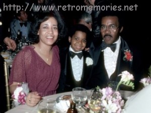 gary-coleman-and-his-parents-500x375