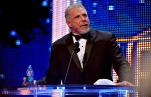 Ultimate Warrior haciendo su discurso de agradecimiento en el Salón de la Fama de la WWE.