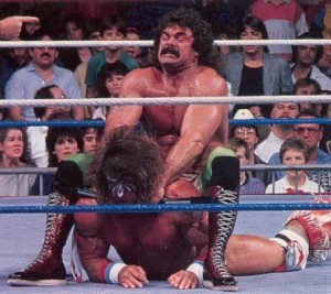 Rick Rude haciendo una llave a Ultimate Warrior.