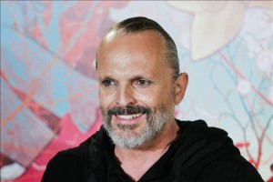 Aquí vemos a Miguel Bosé saliendo de una timba de póquer en la que perdió hasta las cejas.