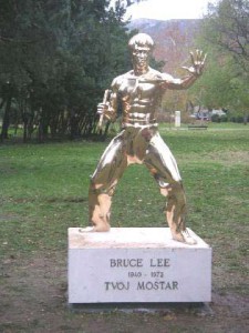 Estatua de Bruce Lee en Mostar.