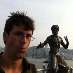 Nuestro viejuno amigo David Marí visitó la estatua dedicada a Bruce Lee y desde entonces dice cosas como "Be water, my friend".