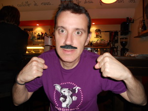 Nuestro viejuno redactor llevando un bigote postizo cortesía de "The Bronson bar" haciendo una lamentable imitación de Charles Bronson.