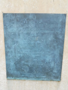 Placa de la estatua dedicada a Jean-Claude Van Damme.