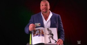 Triple H mostrando páginas interiores del libro y la replica de la licencia de luchador que viene incluída como extra.