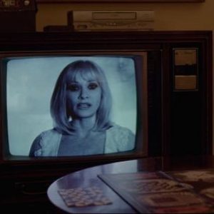 Barbara Crampton nos incita a jugar a un juego diabólico en "Beyond the gates".